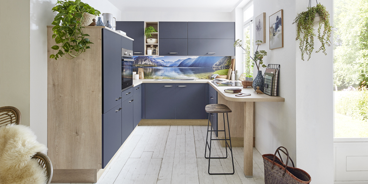 Voor iedereen die in de keuken zitten of werken zijn de loopwegen hier erg kort. Dankzij de talrijke kasten ontstaat een enorme opbergruimte. Bovendien beschikken U-keukens over een royaal werkvlak. Beeld u dat in!